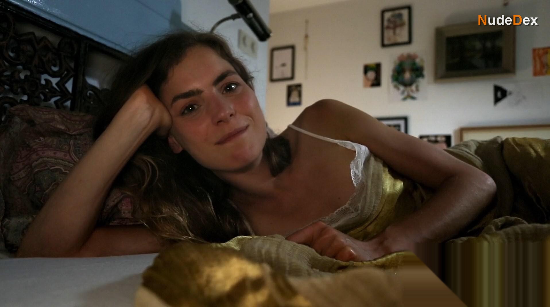 Hannah Hoekstra in Love In A Bottle, photo 11