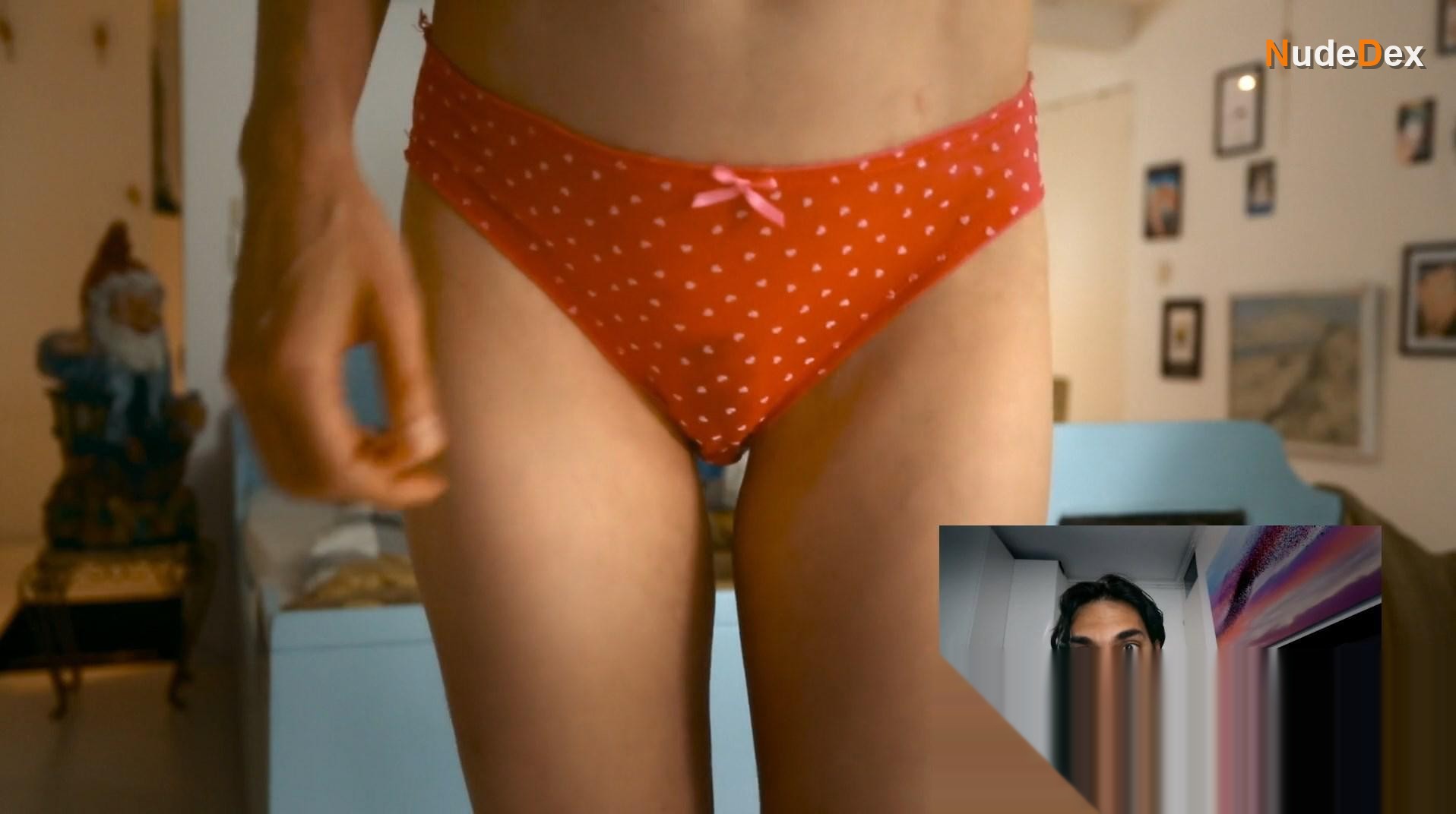Hannah Hoekstra in Love In A Bottle, photo 13