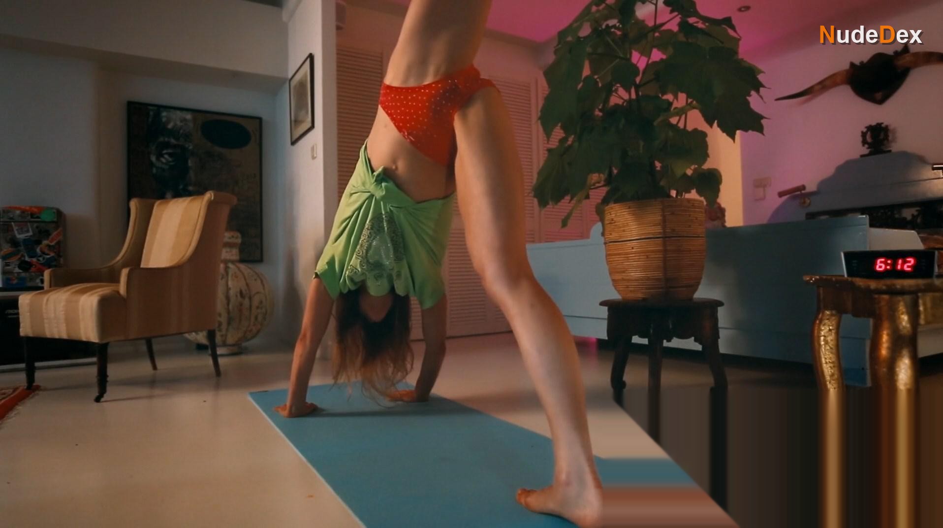 Hannah Hoekstra in Love In A Bottle, photo 14