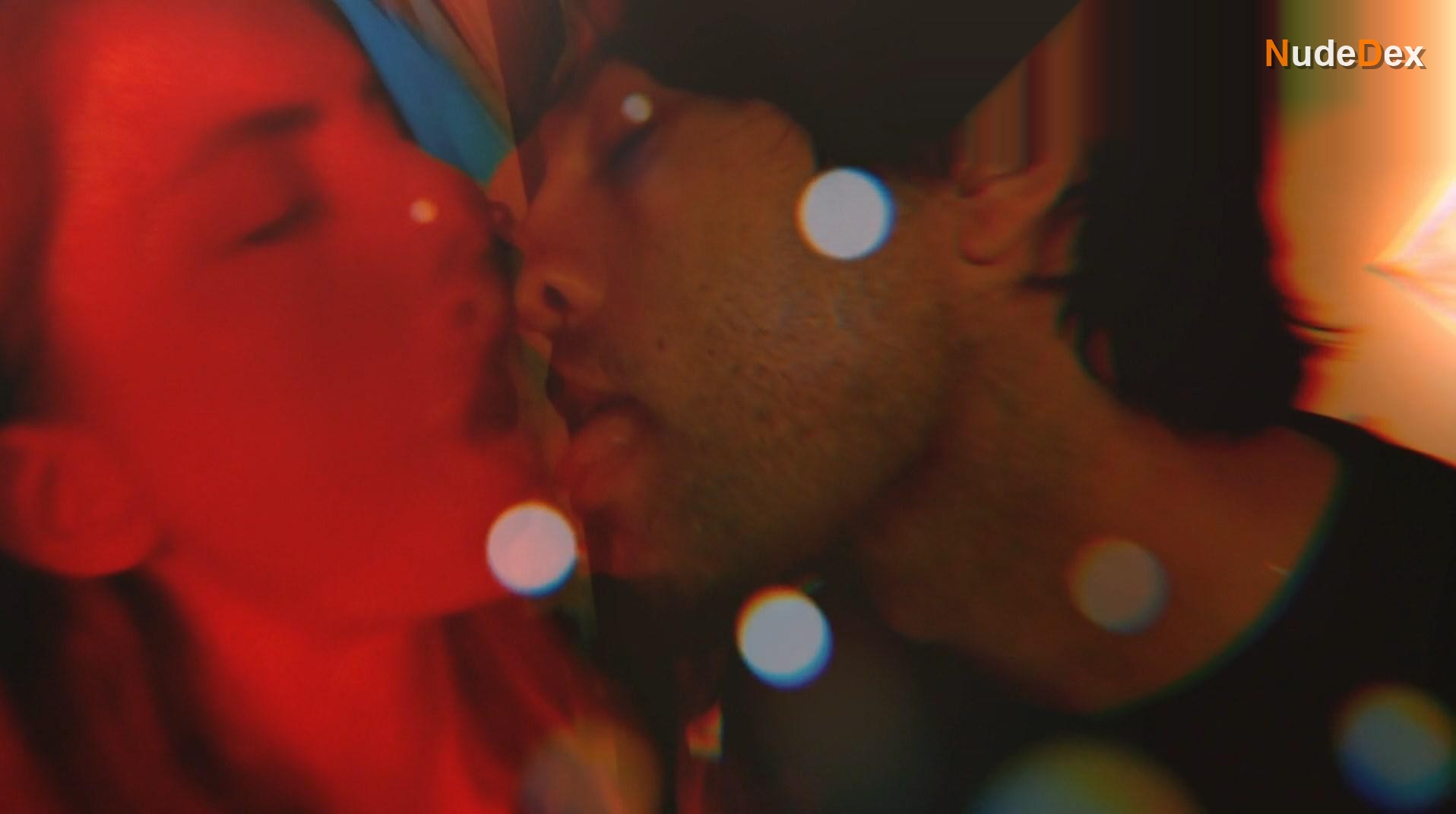 Hannah Hoekstra in Love In A Bottle, photo 24