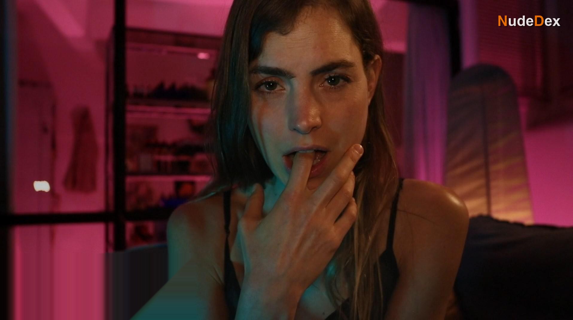 Hannah Hoekstra in Love In A Bottle, photo 25
