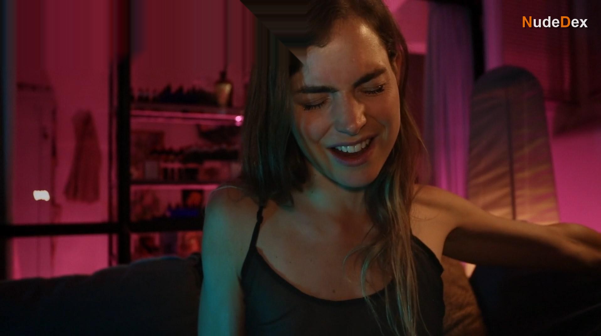 Hannah Hoekstra in Love In A Bottle, photo 26