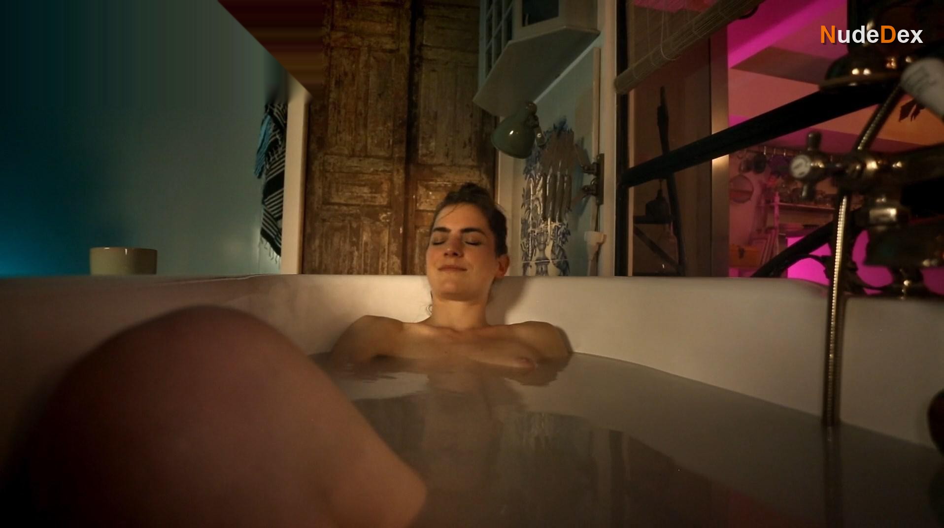 Hannah Hoekstra in Love In A Bottle, photo 32