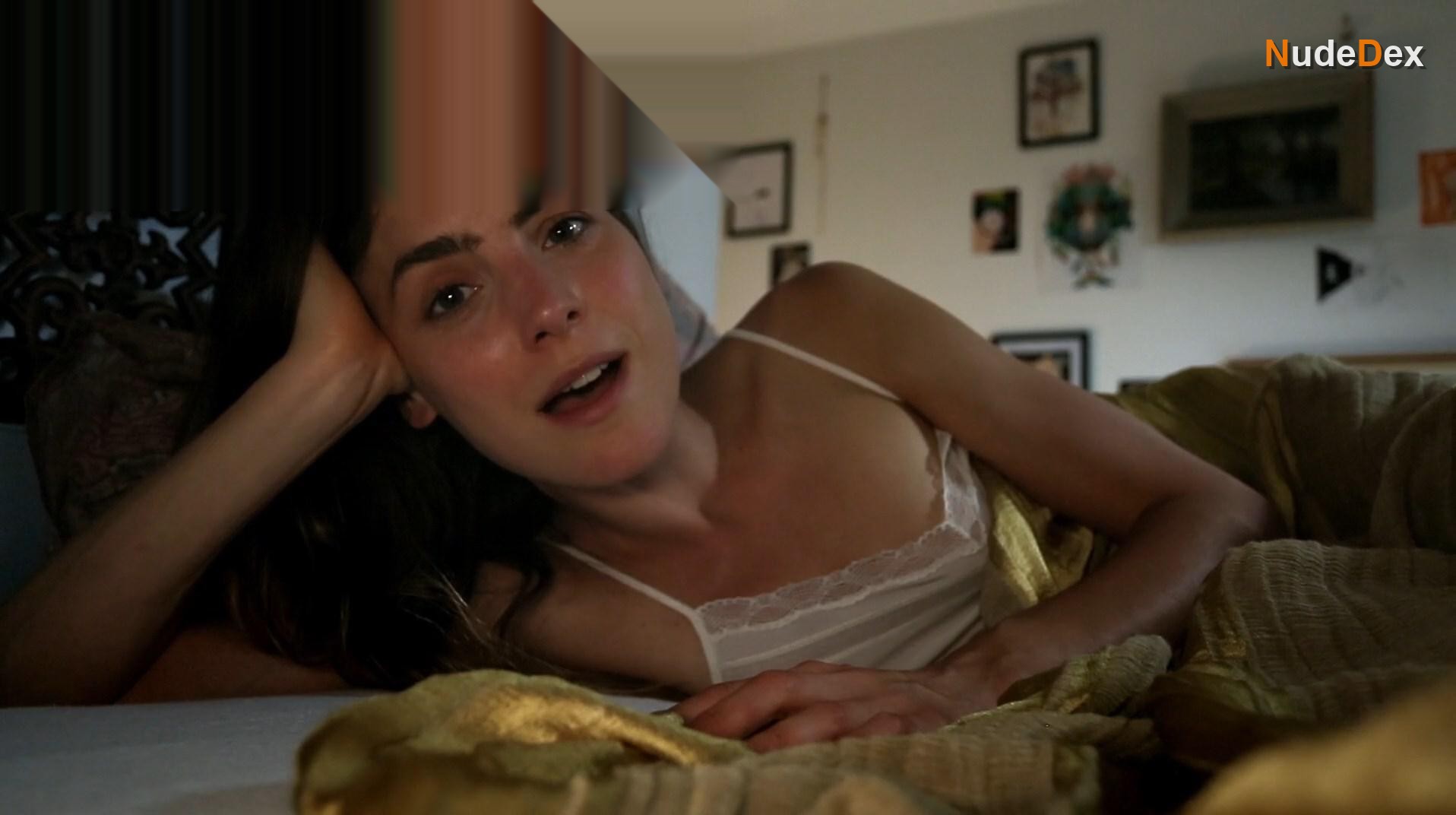 Hannah Hoekstra in Love In A Bottle, photo 39