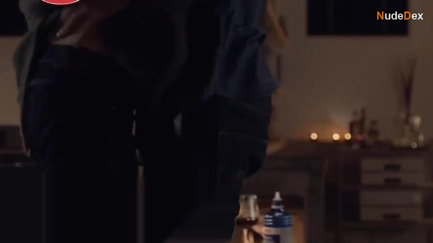 Hannah Hoekstra in Sunny Side Up, photo 5