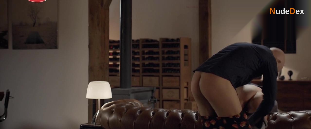 Hannah Hoekstra in Sunny Side Up, photo 7