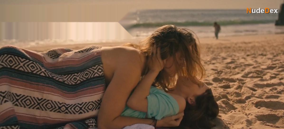 Hannah Marks in Banana Split, photo 1