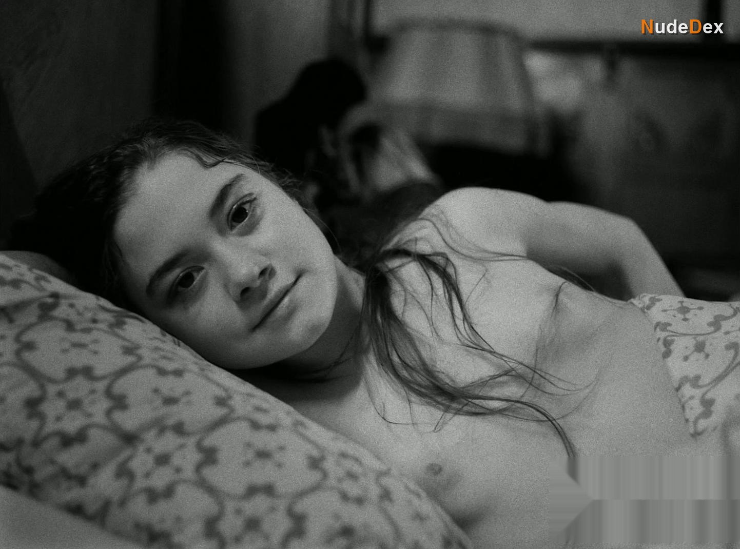 Hannah Schiller in Fabian Going To The Dogs, photo 2