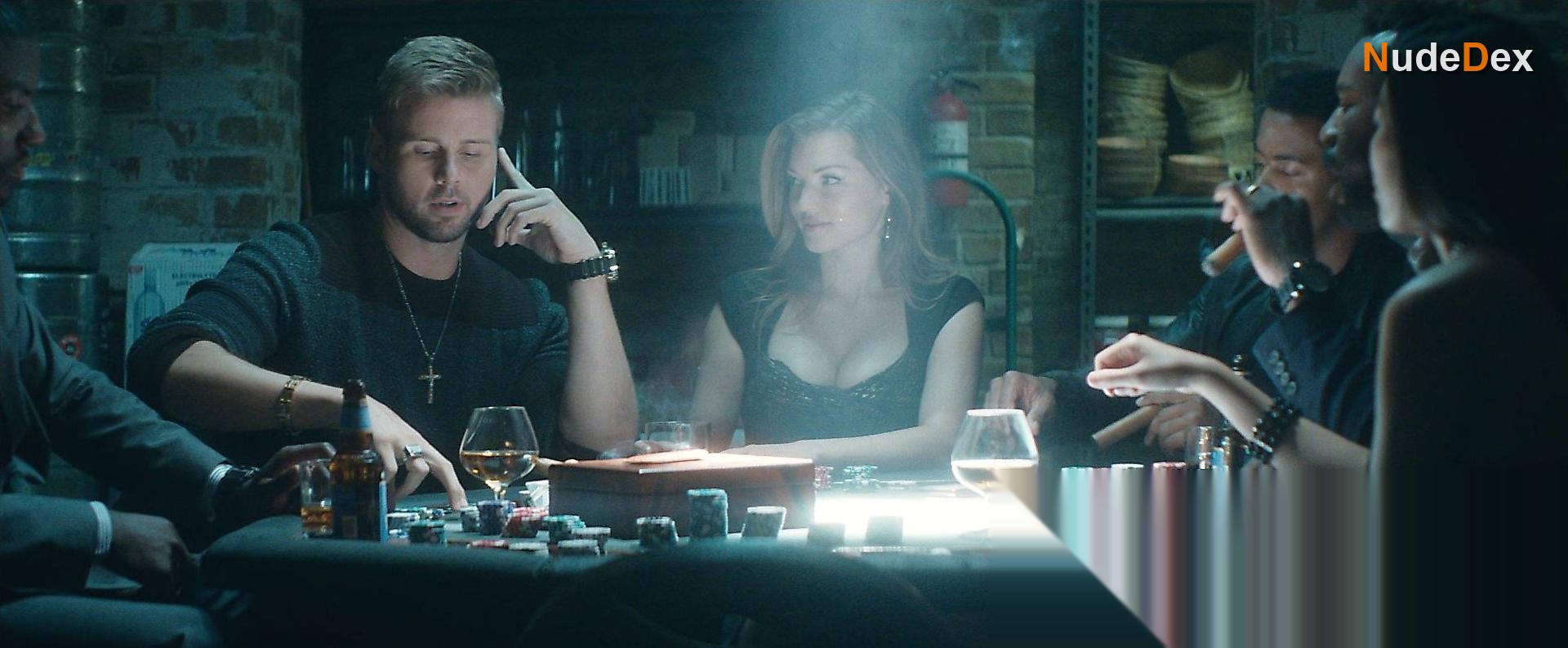 Hannah Townsend in The Night Before, photo 2