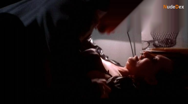 Heather Juergensen in Kissing Jessica Stein, photo 2