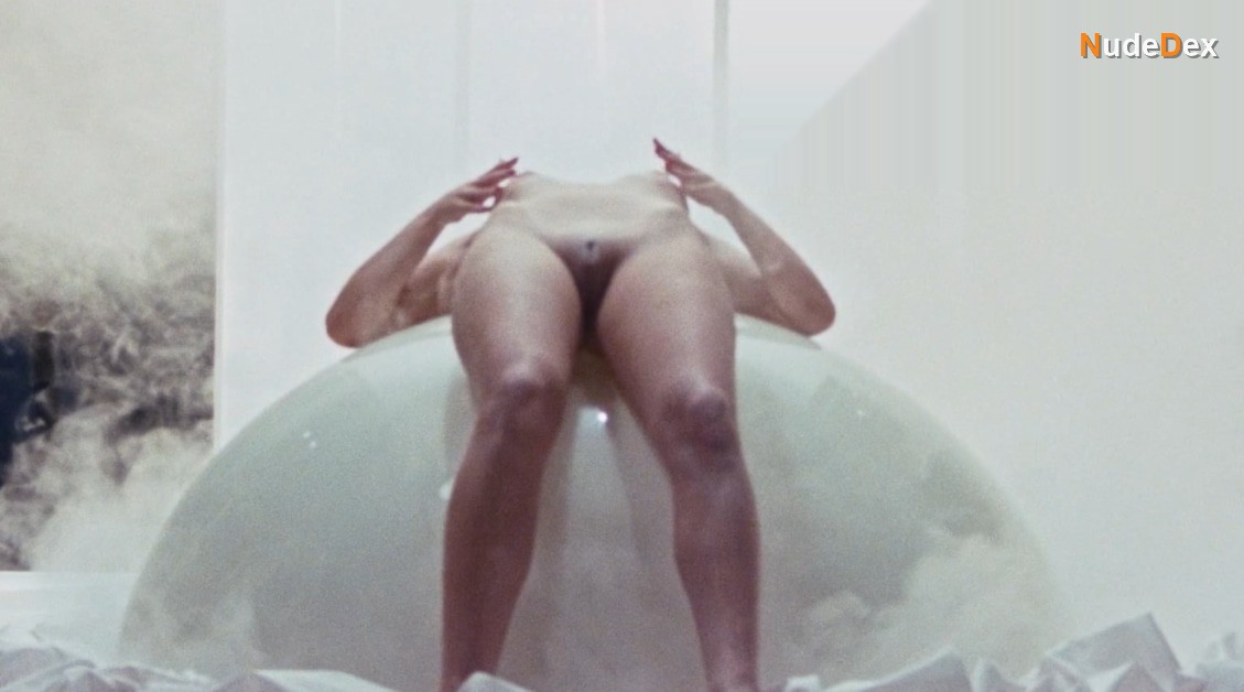 Helina Hamilton in Centrespread, photo 7