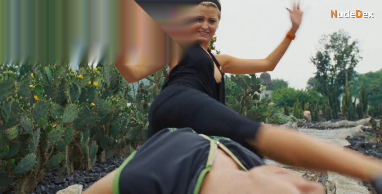 Holly Valance in Doa, photo 1