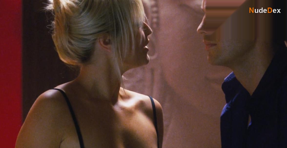 Holly Valance in Doa, photo 2