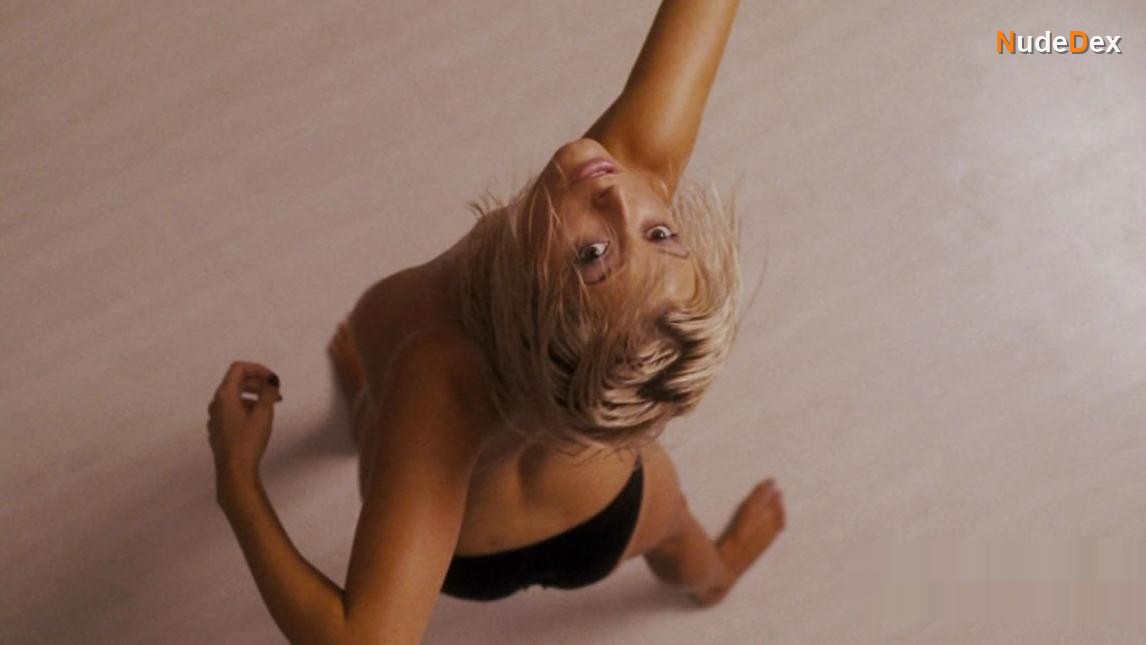 Holly Valance in Doa, photo 8