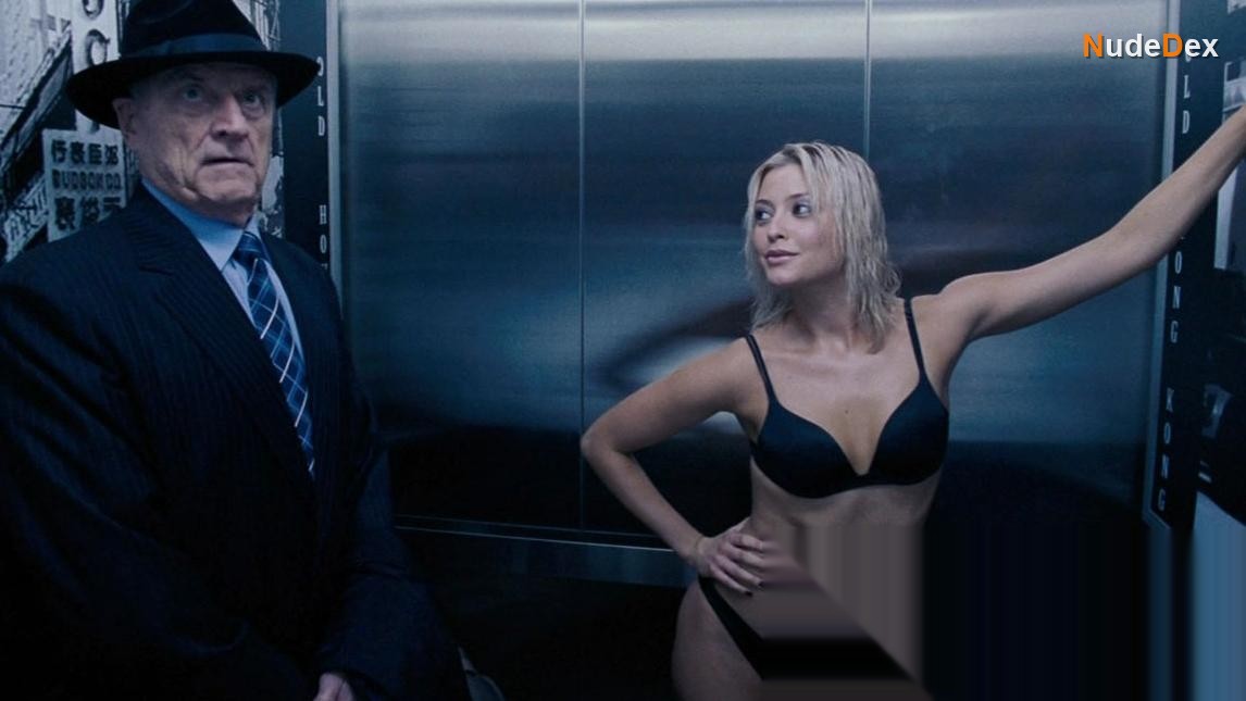 Holly Valance in Doa, photo 11