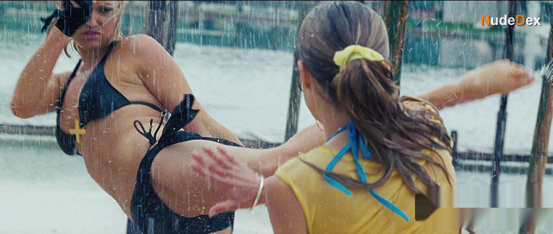 Holly Valance in Doa, photo 13