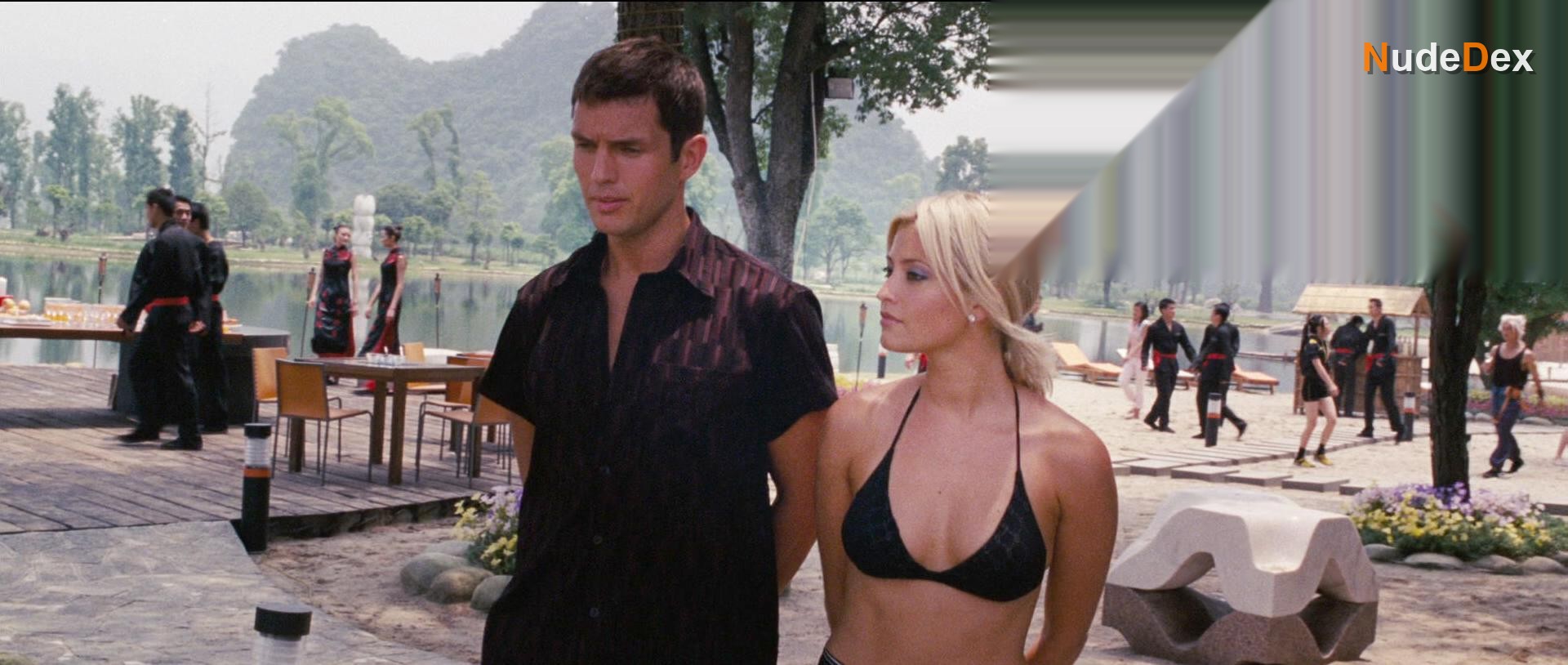 Holly Valance in Doa, photo 14
