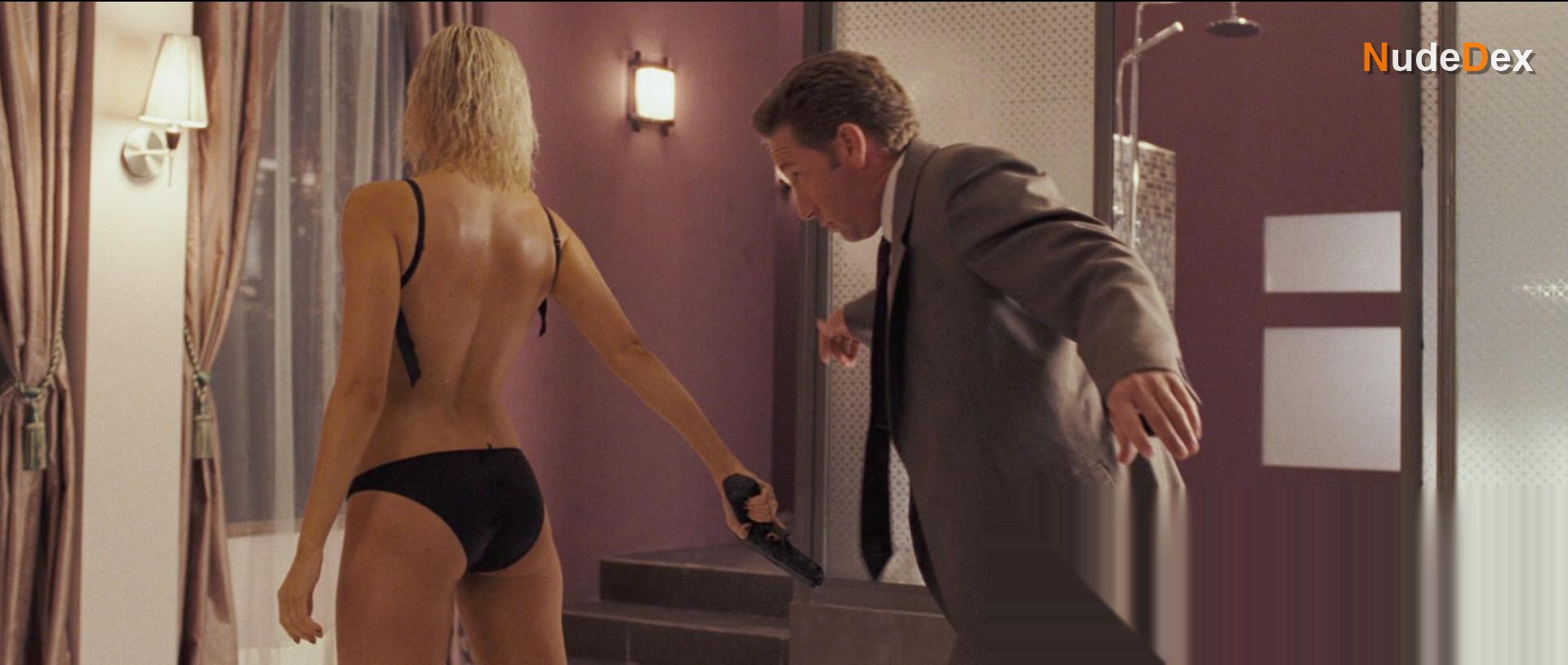 Holly Valance in Doa, photo 16
