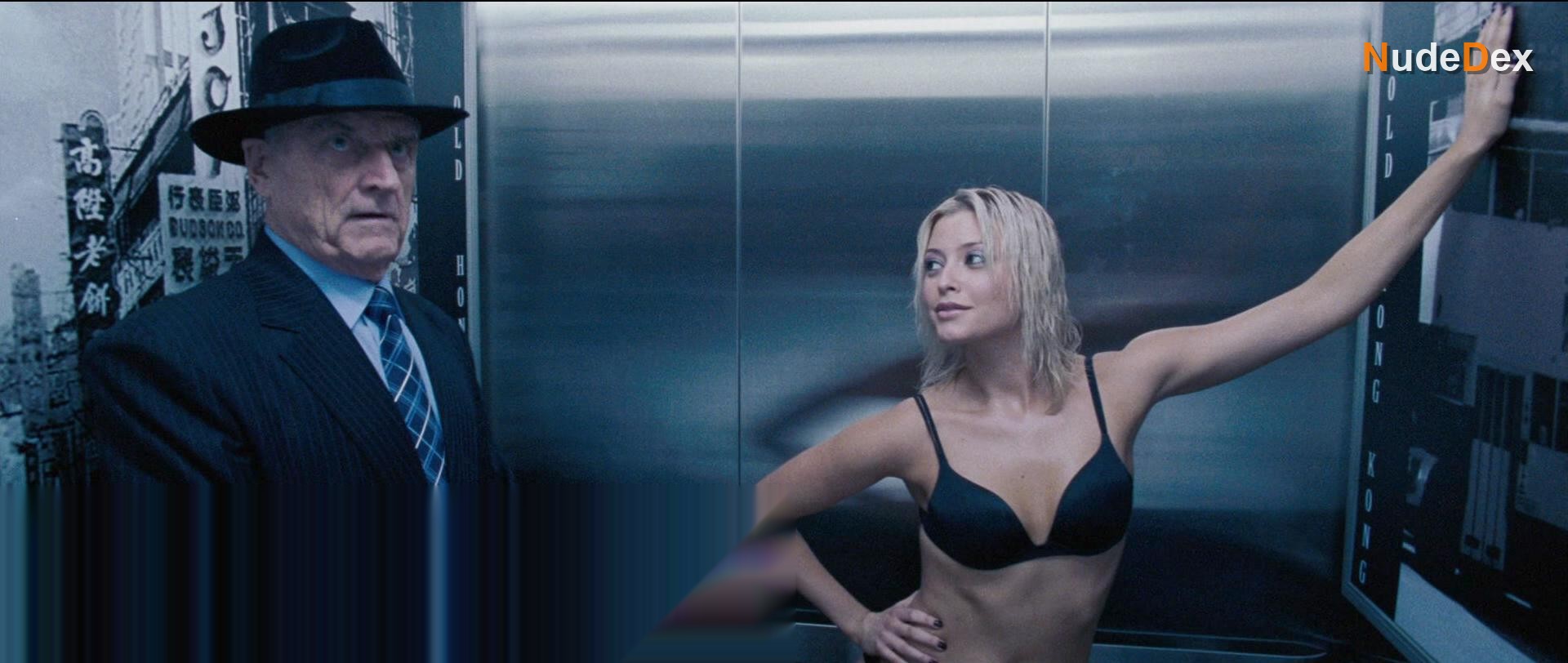 Holly Valance in Doa, photo 17