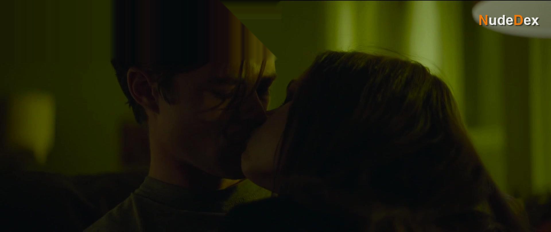 India Eisley in Look Away, photo 1