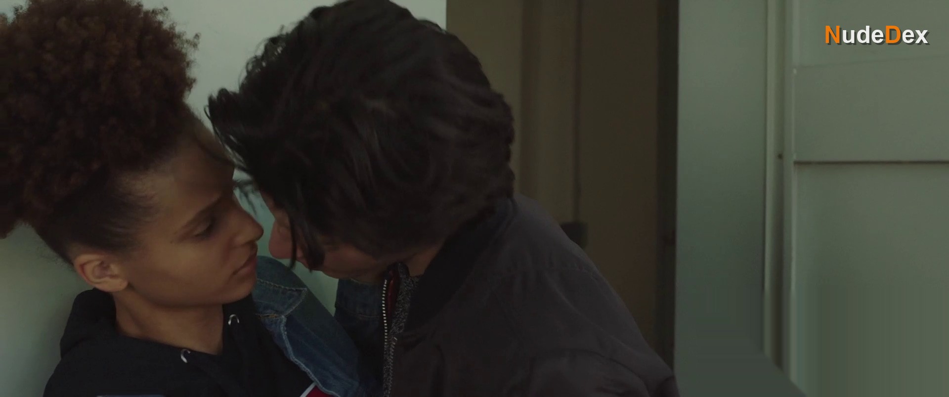 Ines D'assomption in How To Make Out, photo 11