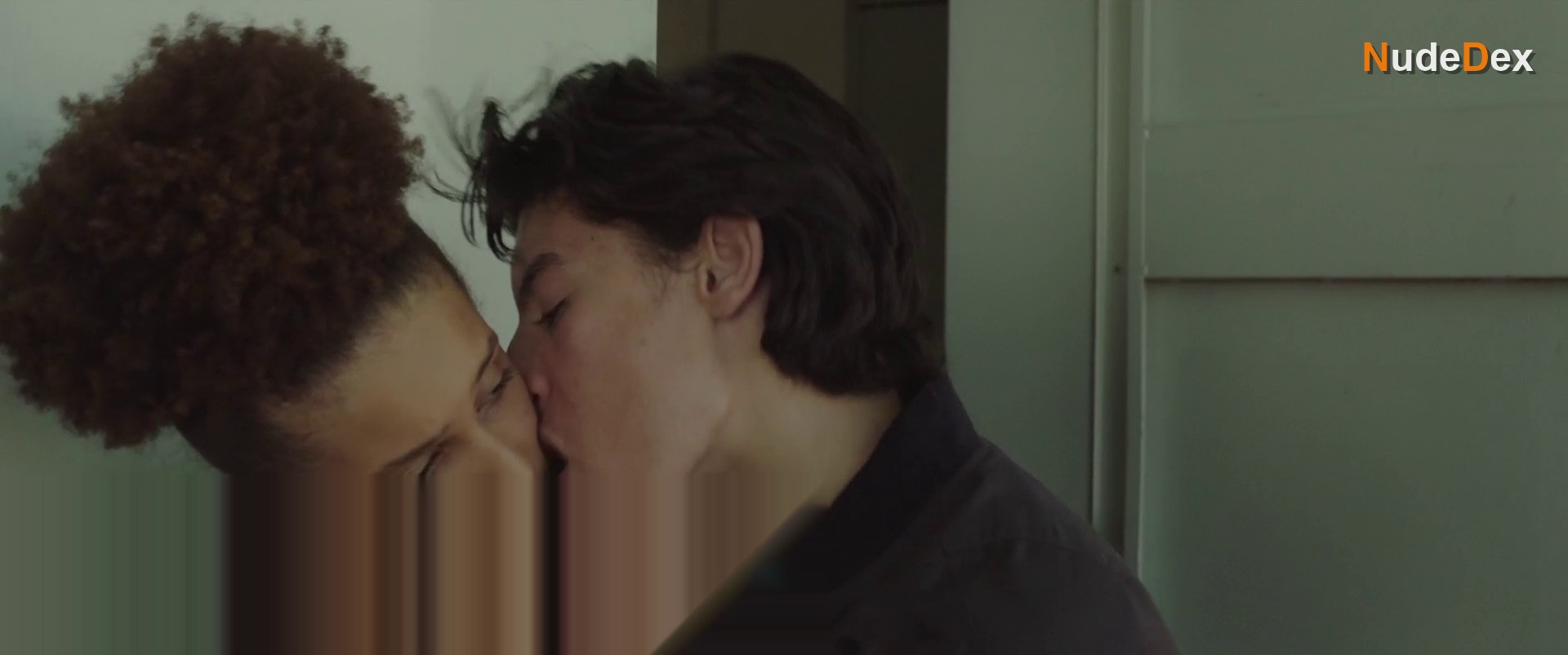 Ines D'assomption in How To Make Out, photo 24