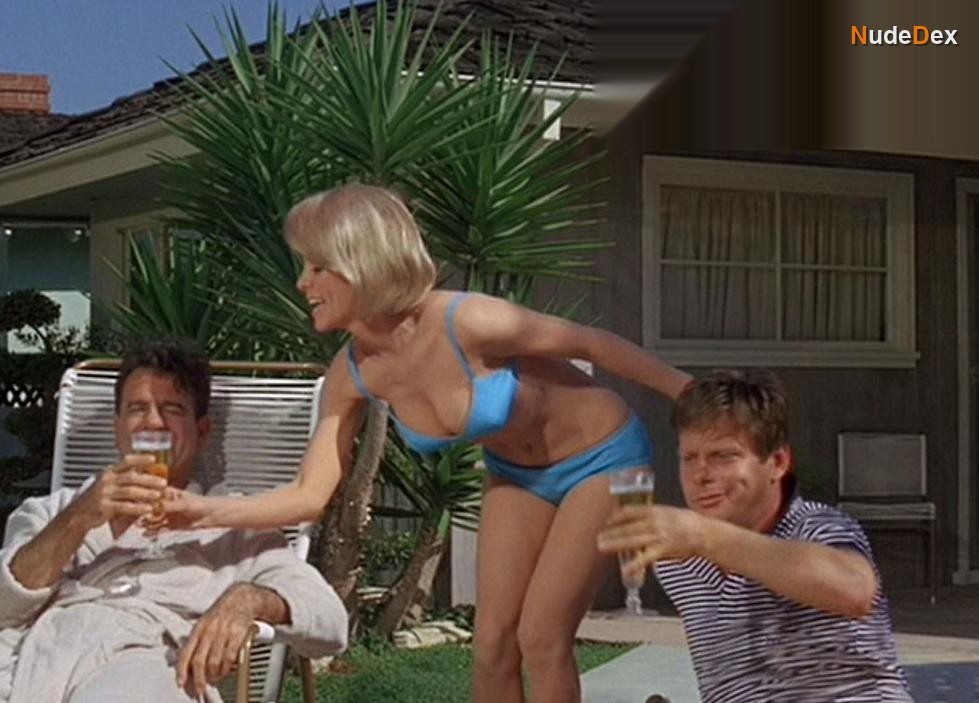 Inger Stevens in A Guide For The Married Man, photo 1