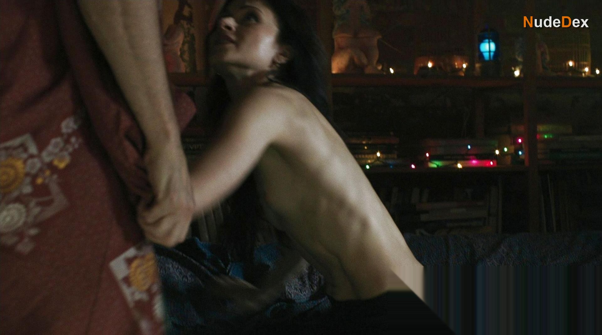 Irina Dvorovenko in Flesh And Bone, photo 9