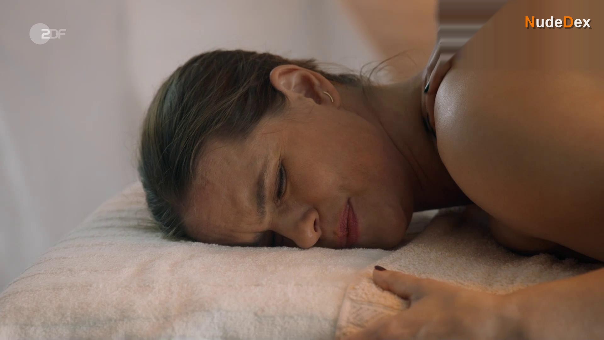 Isabell Polak in Mit Harpunen Schiesst Man Nicht, photo 5