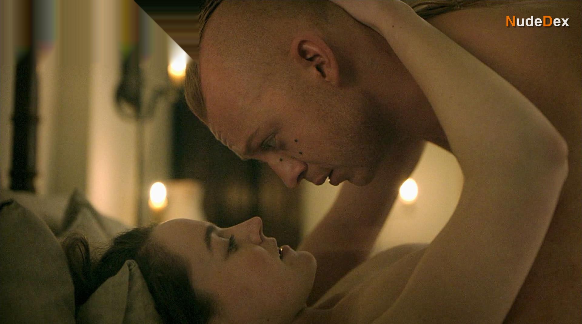 Izzy Meikle-small in Outlander, photo 5