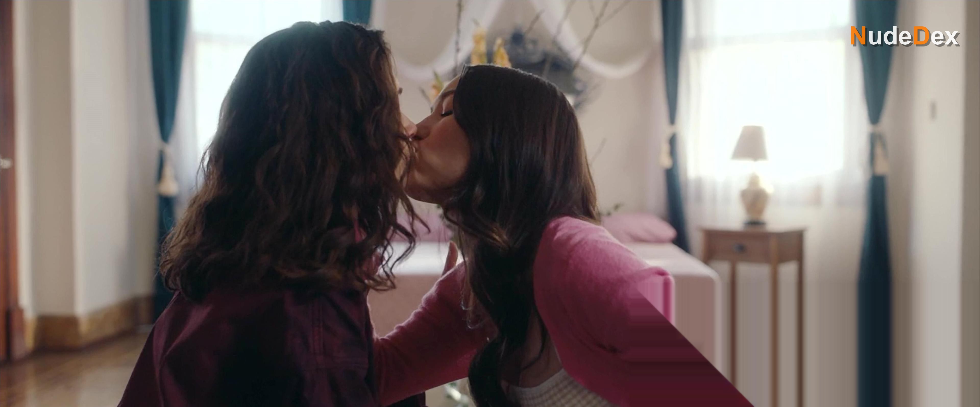 Jasmine Vega in Fatal Exposure, photo 7