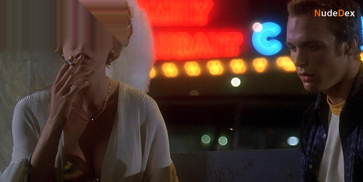 Jenna Elfman in Can T Hardly Wait, photo 3