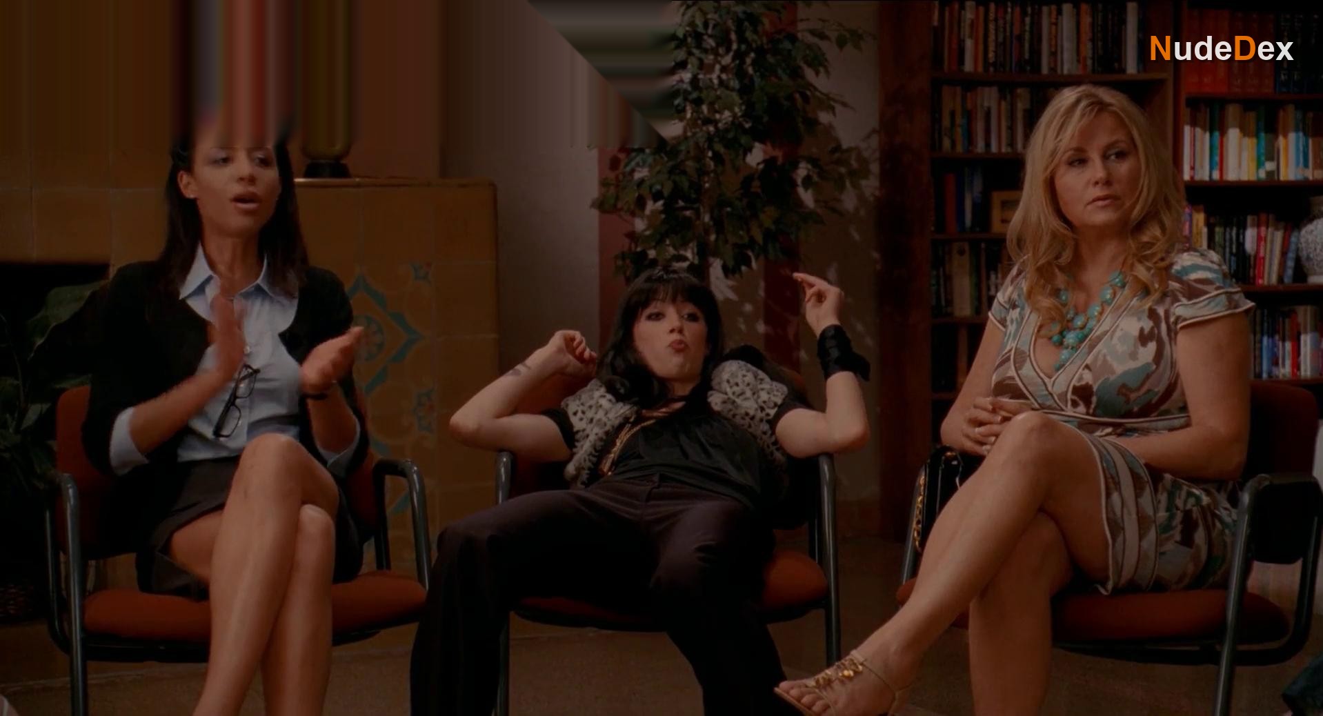 Jennifer Coolidge in Exterminators, photo 1