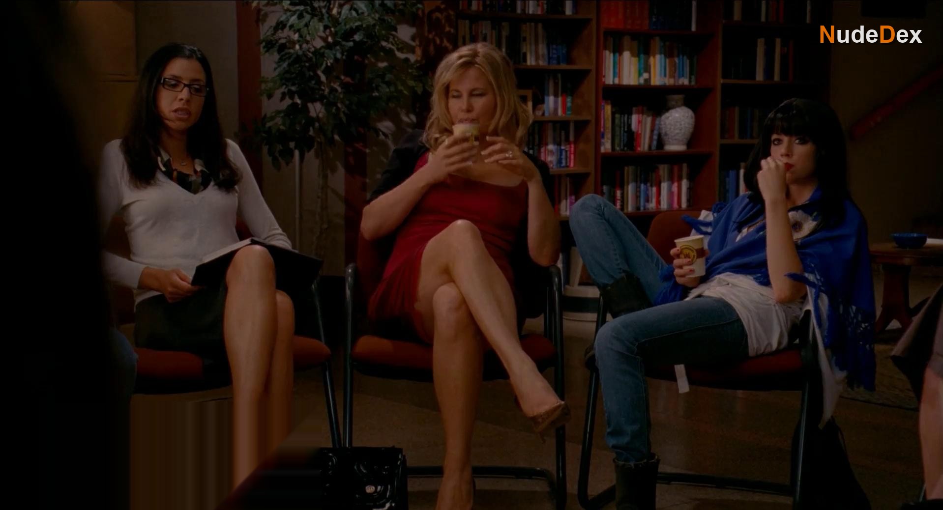 Jennifer Coolidge in Exterminators, photo 3