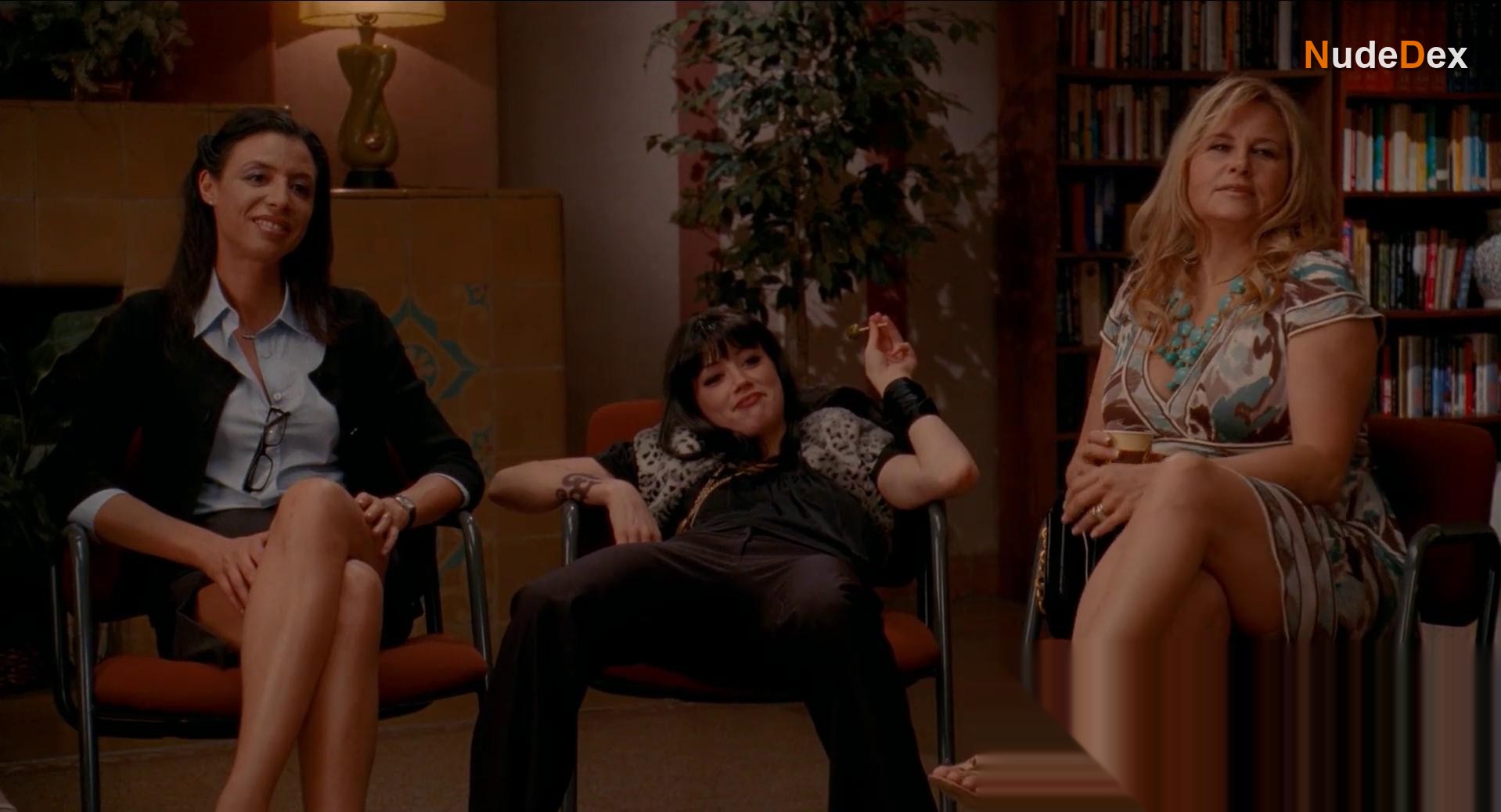 Jennifer Coolidge in Exterminators, photo 6