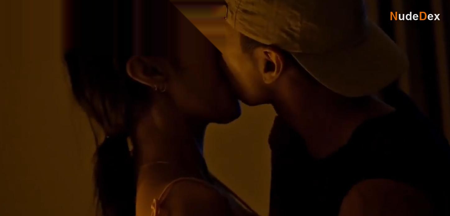 Jenn Rosa in Sem Break, photo 2