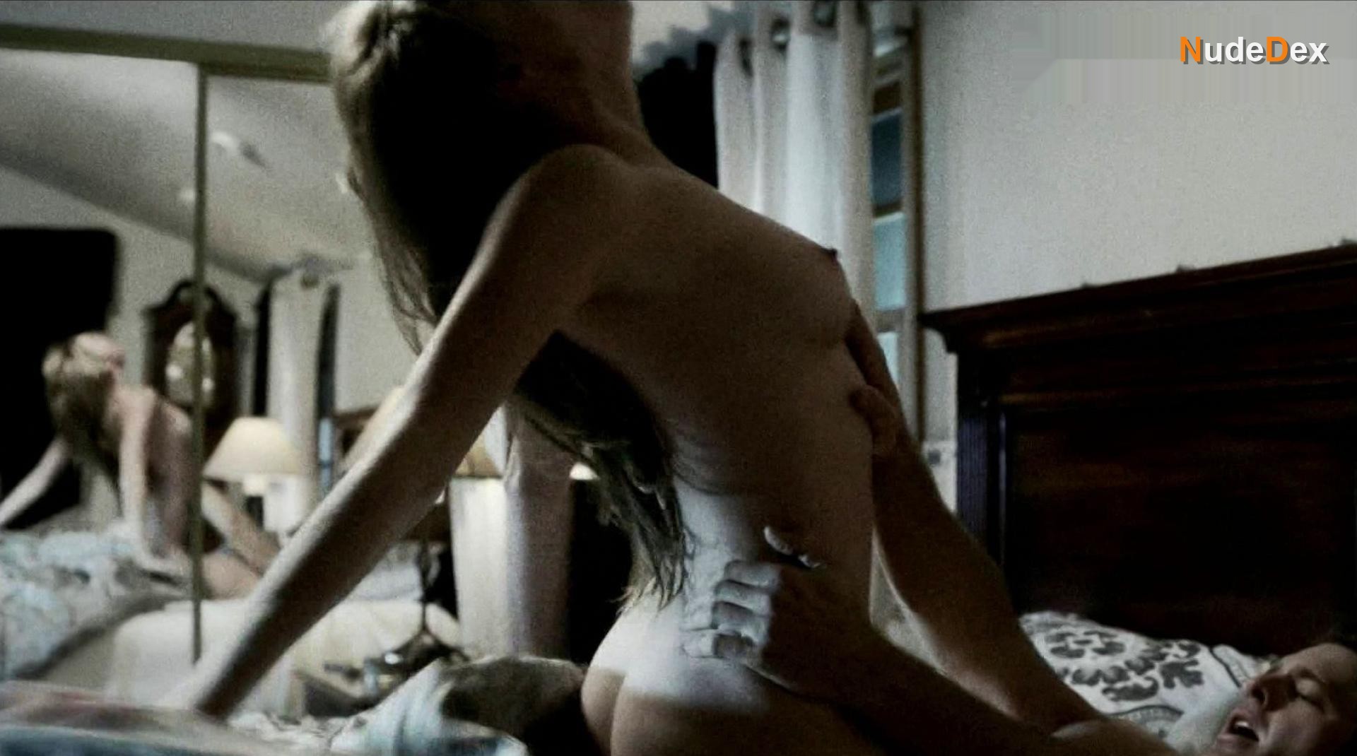 Jes Macallan in Femme Fatales, photo 3