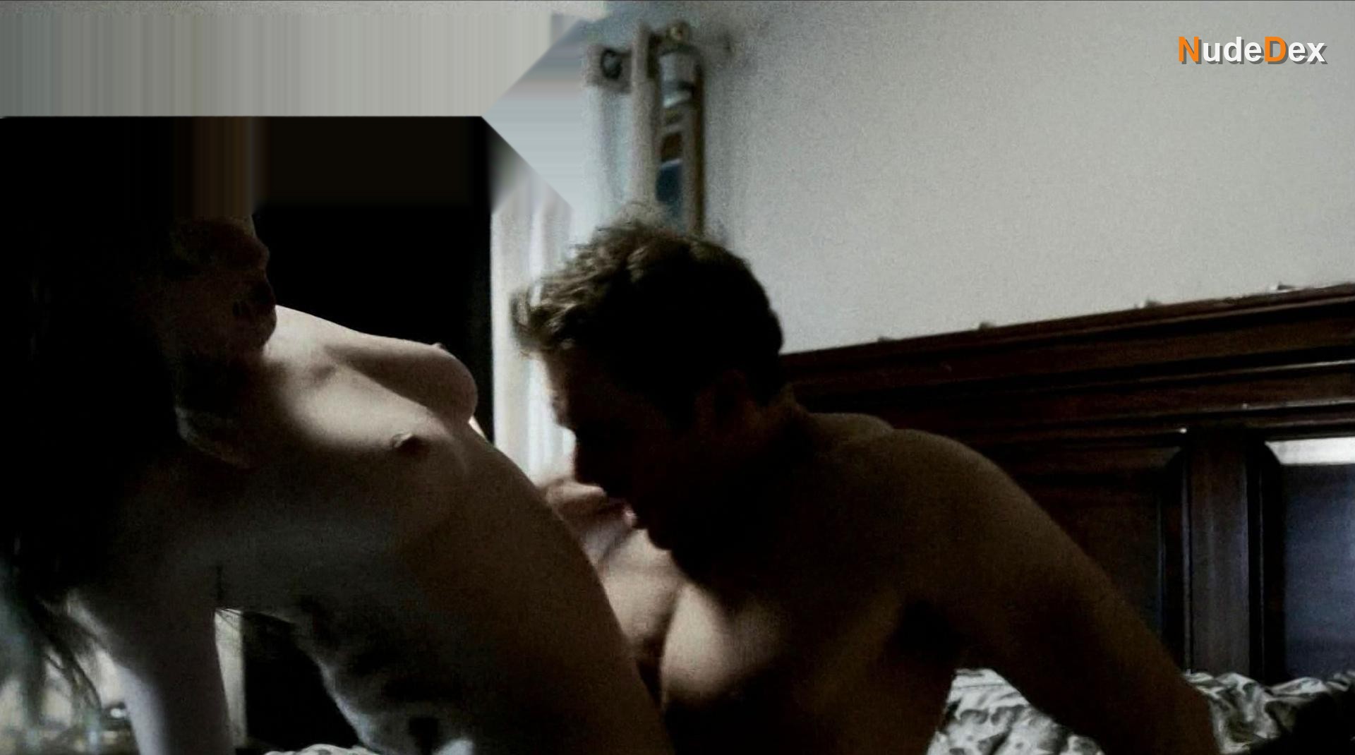 Jes Macallan in Femme Fatales, photo 5