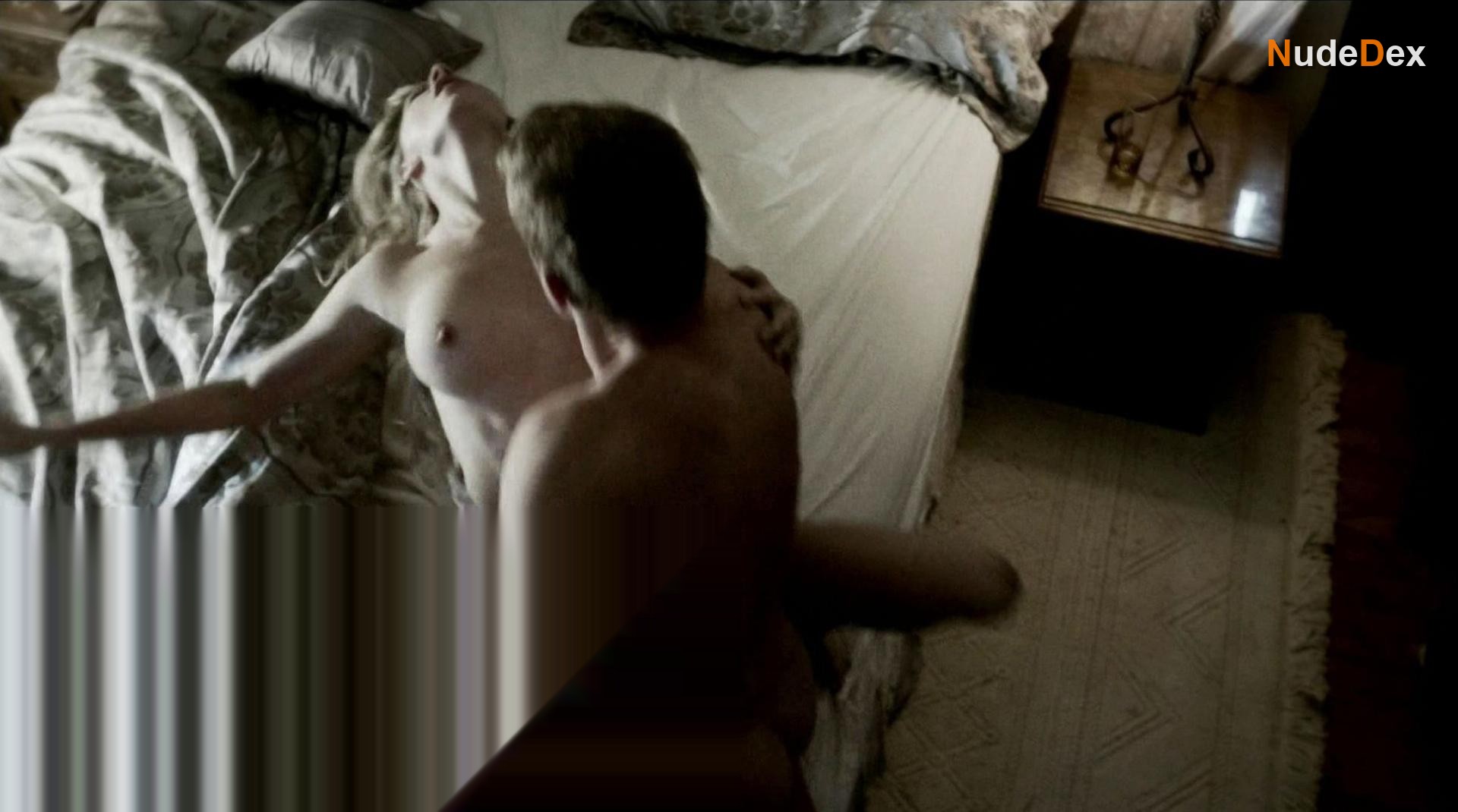 Jes Macallan in Femme Fatales, photo 7
