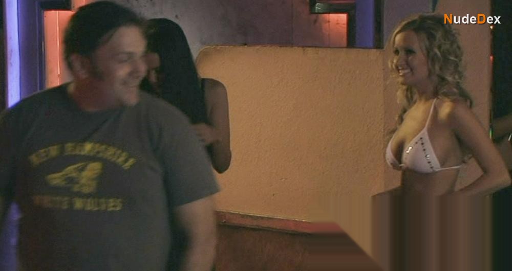 Jessica Barton in Zombies Zombies Zombies, photo 2