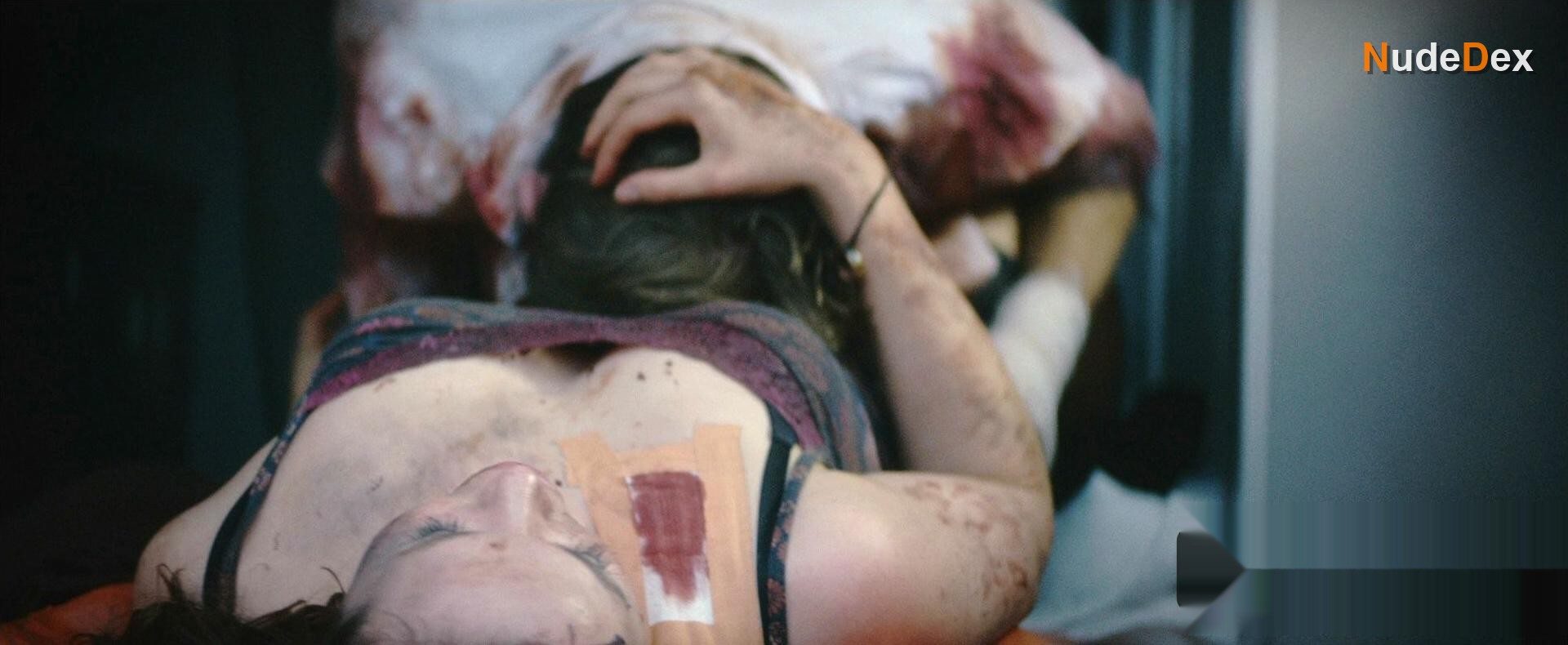 Jessica Cook in Stung, photo 4