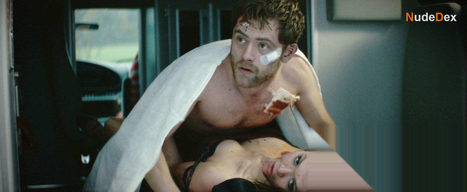 Jessica Cook in Stung, photo 5