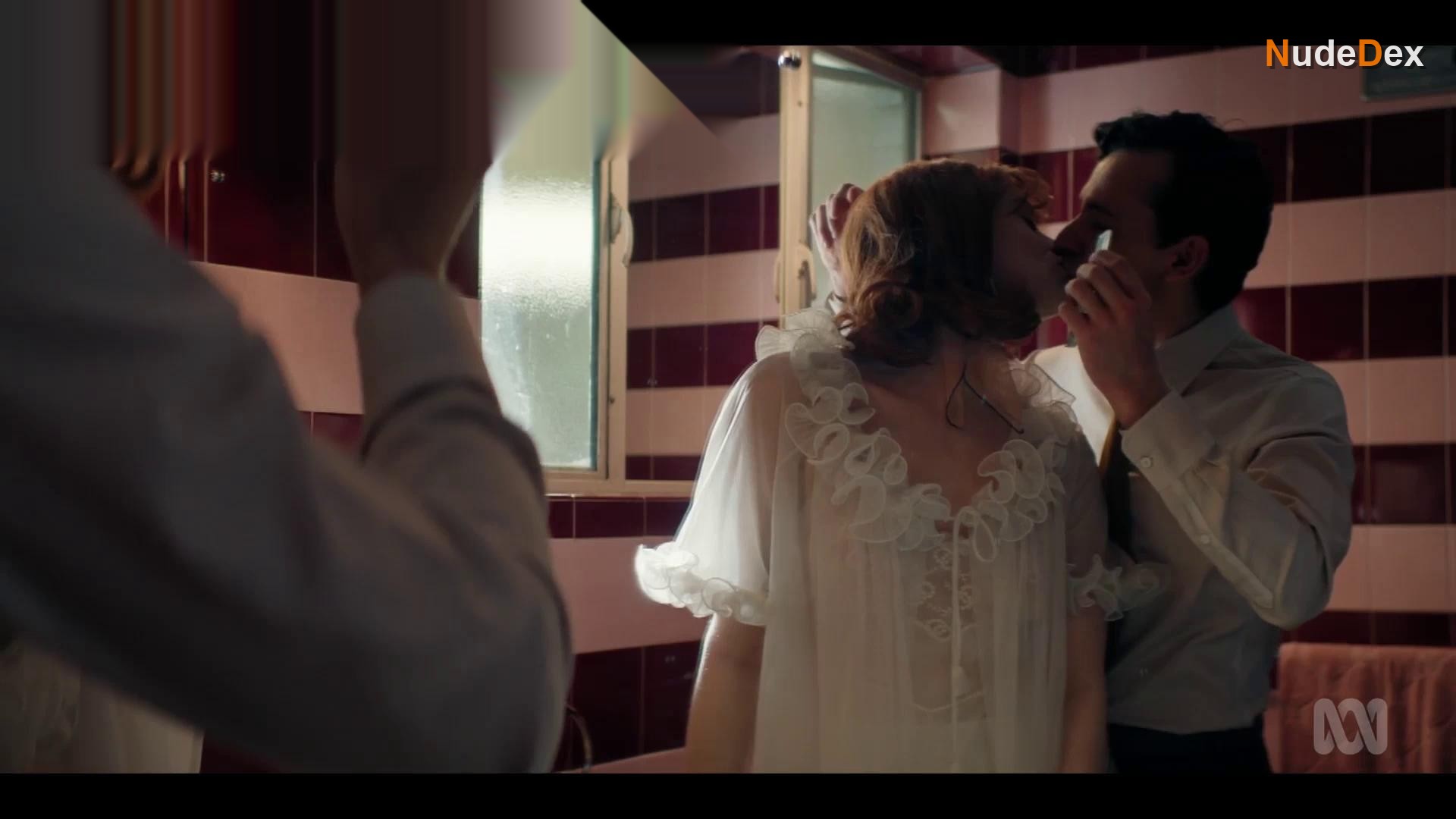 Jessica De Gouw in Ladies In Black, photo 4