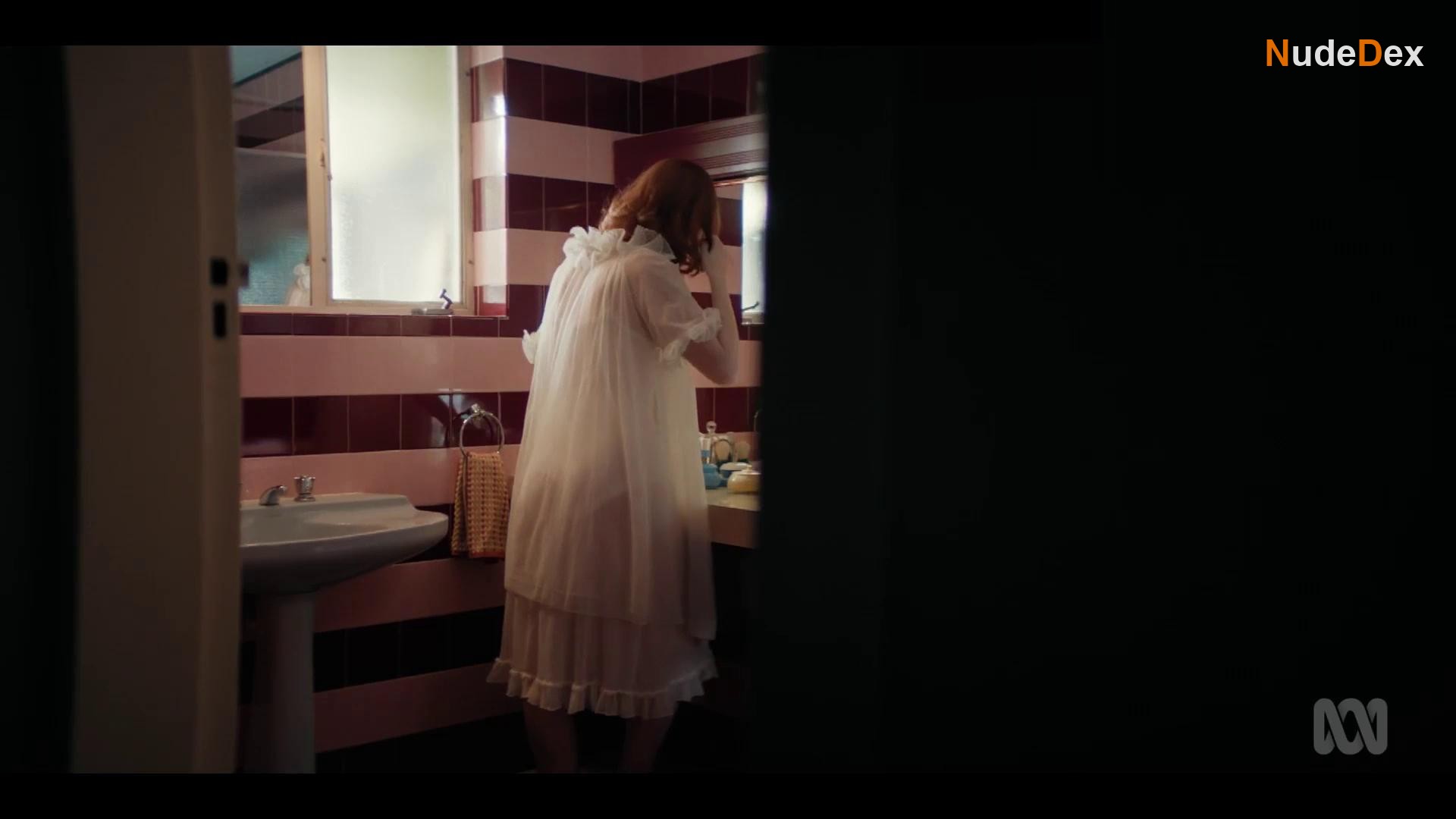 Jessica De Gouw in Ladies In Black, photo 5