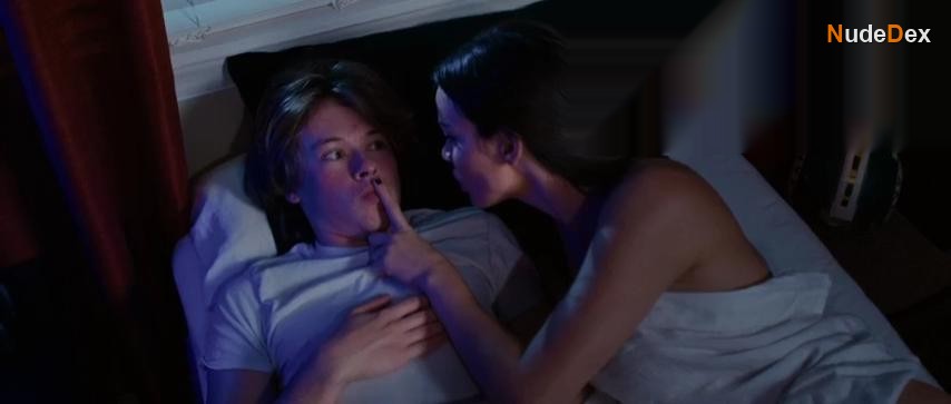 Jessica Ferguson in The Vampire Next Door, photo 1
