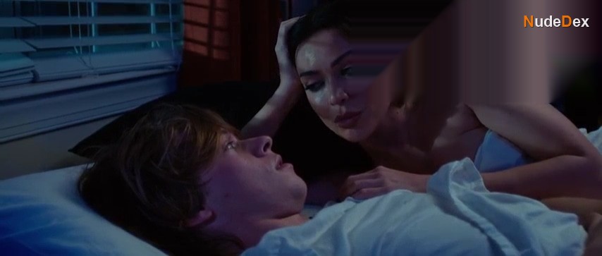 Jessica Ferguson in The Vampire Next Door, photo 2