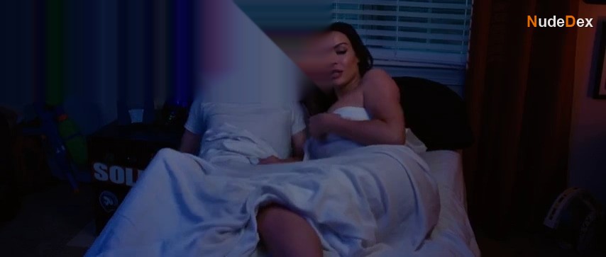Jessica Ferguson in The Vampire Next Door, photo 8