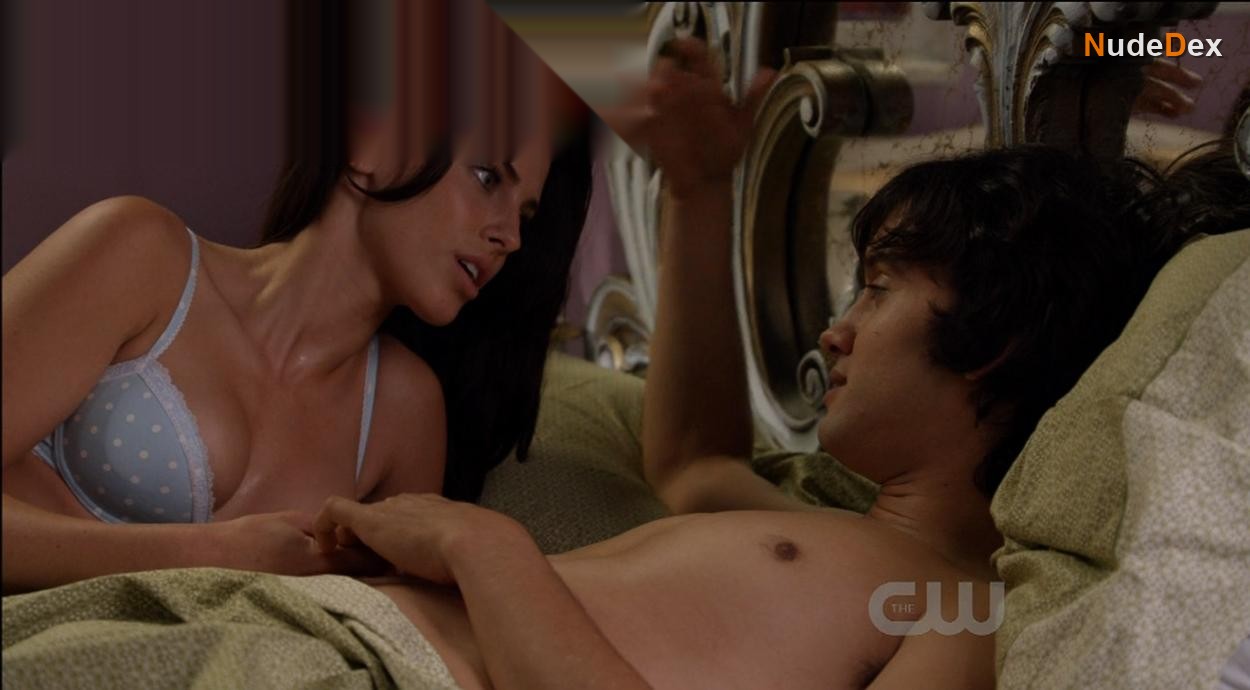 Jessica Lowndes in 90210, photo 22