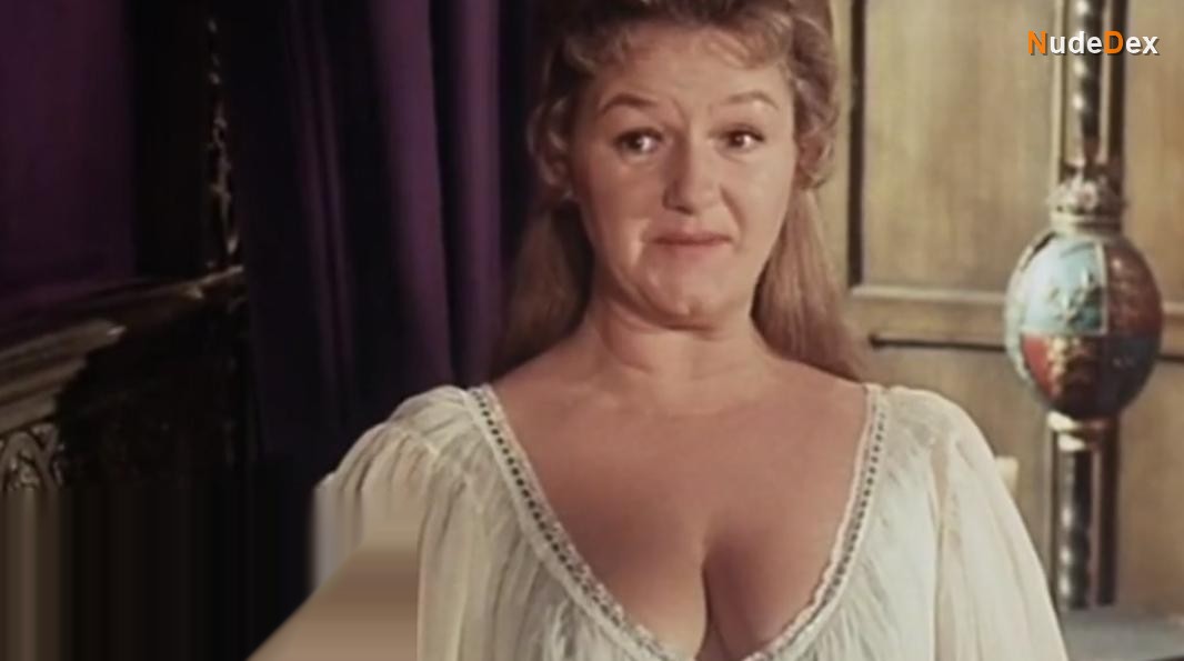 Joan Sims in Carry On Henry, photo 1