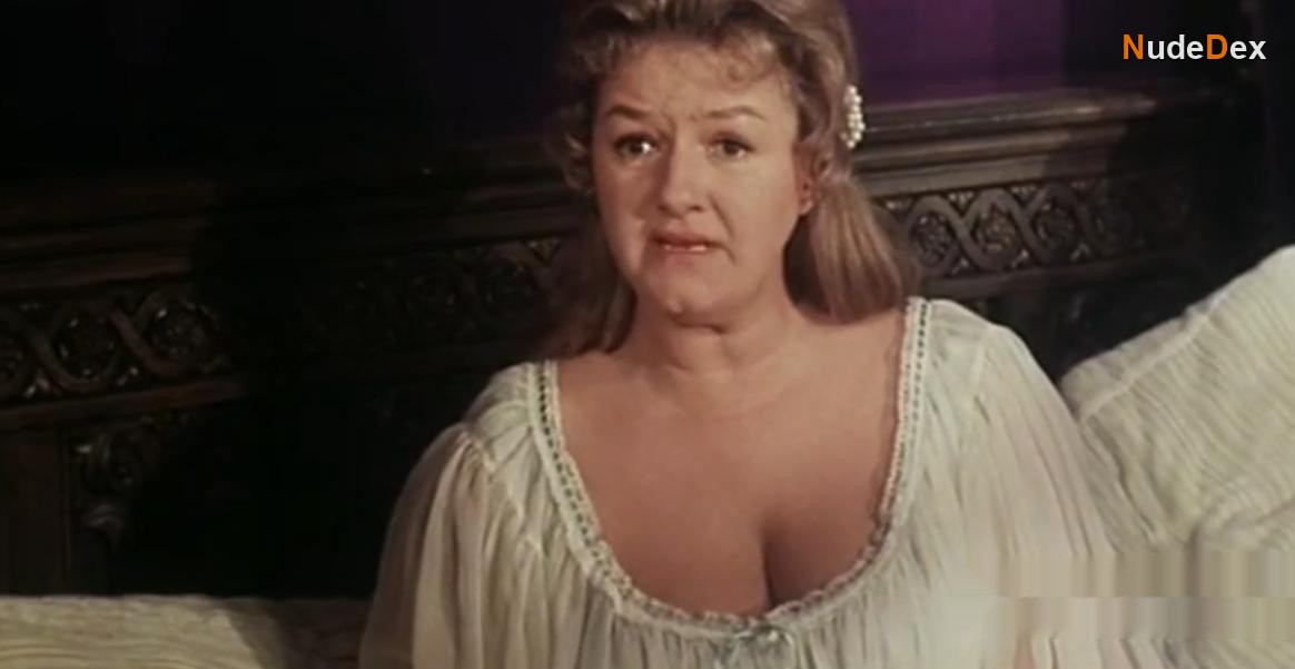 Joan Sims in Carry On Henry, photo 2
